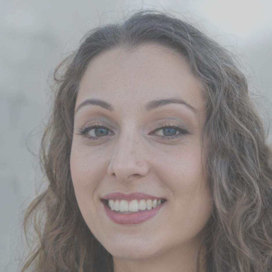 Experte en analyse financière présentant les outils ralemundostivarion